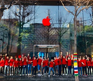 Apple перекрасила логотипы магазинов по всему миру в красный цвет