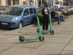 «Нога і досі синя»: на Буковині дві водійки електросамокатів збили літню жінку і втекли