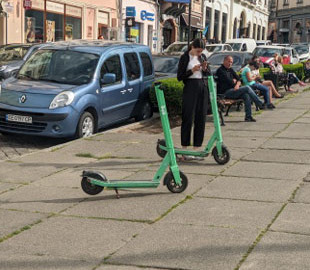 «Нога і досі синя»: на Буковині дві водійки електросамокатів збили літню жінку і втекли