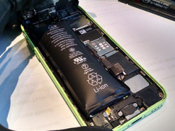 Камера сняла, как взорвался iPhone со вздувшейся батареей