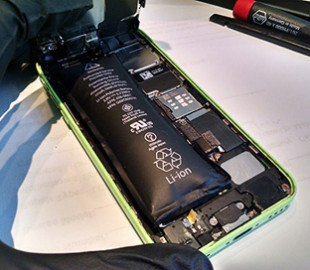 Камера сняла, как взорвался iPhone со вздувшейся батареей