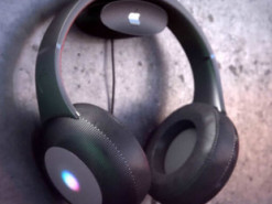 Apple разрабатывает накладные наушники