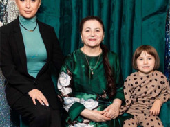 Три поколения на одном фото: Тоня Матвиенко показала редкое фото с дочкой и мамой