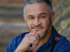 Ектор Хіменес-Браво перестав приховувати обличчя своєї коханої, з якою його розлучила війна