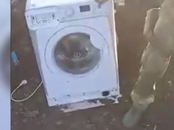 Російський окупант бере з собою пральну машину навіть в окоп: мережу підірвало курйозне відео