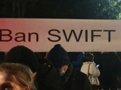 У Варшаві сотні людей під посольством Німеччини вимагали відключення Росії від SWIFT