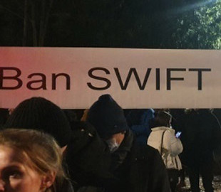 У Варшаві сотні людей під посольством Німеччини вимагали відключення Росії від SWIFT