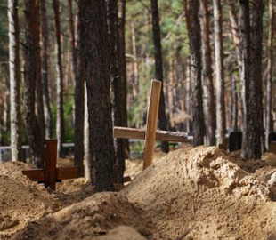 З'явились нові фото з місця масового поховання в Ізюмі