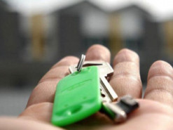 Втекли від війни та потрапили до лап аферистів: Переселенців з Краматорська ошукали на Хмельниччині