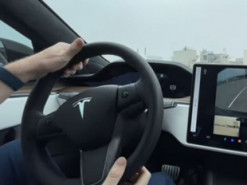 Энтузиаст успешно заменил штурвал Tesla Model S на нормальный руль от Model 3