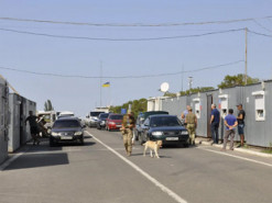 Из-за сбоя приложения "Дій вдома" около ста человек с утра не могут пересечь КПВВ на Донбассе