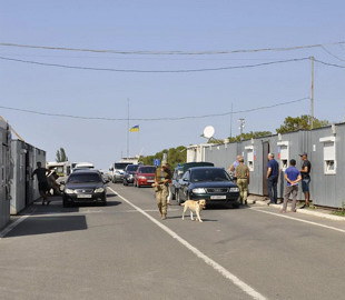 Из-за сбоя приложения "Дій вдома" около ста человек с утра не могут пересечь КПВВ на Донбассе