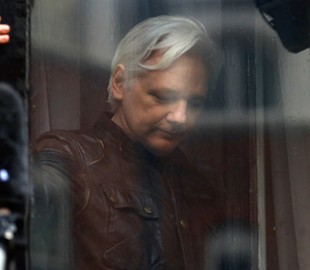 Ассанжа лишили связи с внешним миром