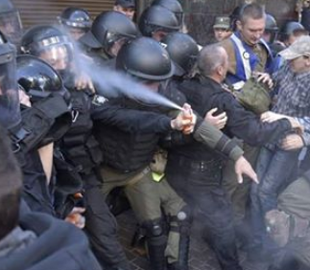 Киевский коп брызнул себе в лицо из баллончика и стал мемом: лучшее из сети