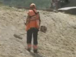 В Киеве вместо травы решили покосить песок на пляже: видео инцидента