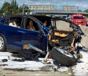 Водитель Тесла, погибший в автокатастрофе, играл на смартфоне во время аварии