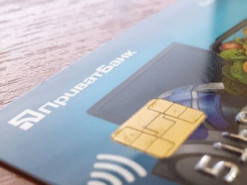 В Николаевской области ранее судимая девушка снимала деньги со счетов клиентов «ПриватБанка»