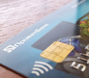 В Николаевской области ранее судимая девушка снимала деньги со счетов клиентов «ПриватБанка»