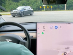 Электромобили Tesla научились проезжать нерегулируемые перекрёстки автоматически