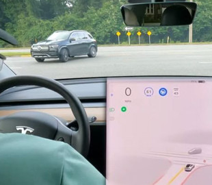 Электромобили Tesla научились проезжать нерегулируемые перекрёстки автоматически
