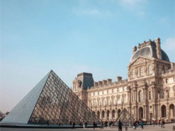 Лувр разместил почти полмиллиона экспонатов из своей коллекции на бесплатном сайте с интерактивной картой