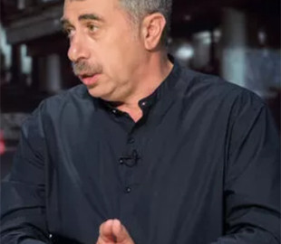 «Вы должны выключить телевизор. Это кубок с ядом, который вы продолжаете пить», — Комаровский обратился к россиянам