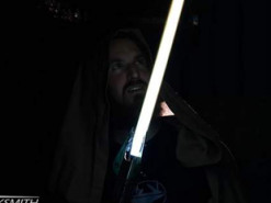 Инженеры создали настоящий световой меч из "Звездных войн" и протестировали его