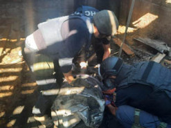 У Харкові з даху будинку прибрали уламки російської ракети: фото