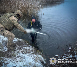 Поблизу Сум вибухотехніки дістали з озера невідомий безпілотник