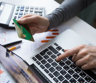 Киберполиция разоблачила мошенницу, которая обманула более 30 беженцев