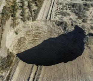 У чилійській пустелі утворилася гігантська загадкова вирва