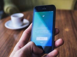 Twitter блокирует бывших несовершеннолетних пользователей