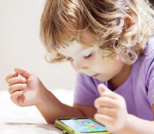 Як використання ґаджетів малюками впливає та змінює їхню мову