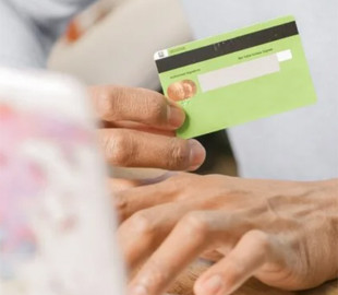 Хотіла отримати благодійну виплату – жінка лишилась майже 100 тис. грн