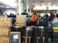 Тащат с собой технику и гладильные доски: сеть взорвали кадры "изгнания" дипломатов Путина из Чехии