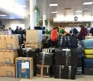 Тащат с собой технику и гладильные доски: сеть взорвали кадры "изгнания" дипломатов Путина из Чехии