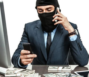 Шахраї на Прикарпатті: з рахунків 40-річної жінки зняли більше 200 тисяч гривень