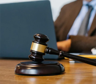 У Британії юриста позбавили ліцензії за онлайн-засвідчення документів без оригіналів