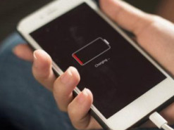 Чому заряджати телефон вночі шкідливо для акумулятора