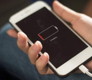 Чому заряджати телефон вночі шкідливо для акумулятора