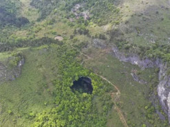 Вчені натрапили на 192-метрову воронку, в якій “процвітає” життя