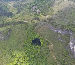 Вчені натрапили на 192-метрову воронку, в якій “процвітає” життя