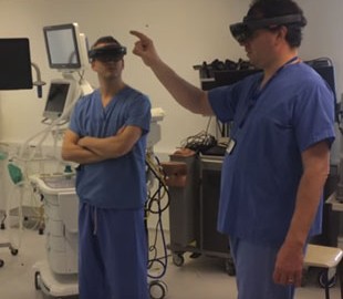 Очки Microsoft HoloLens помогли в проведении сложной хирургической операции