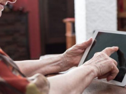 Дізнатися про страховий стаж, не виходячи з дому: в Україні запрацювала нова послуга для пенсіонерів