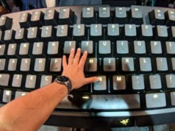 Киберспортсмен сыграл в StarCraft на гигантской клавиатуре