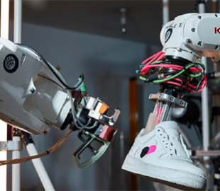 Nike представив робота, який чистить і ремонтує кросівки за 45 хвилин