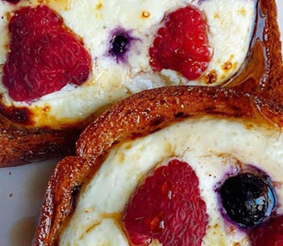 Йогуртовые тосты, похожие на чизкейк – рецепт вкусного рекордсмена в TikTok