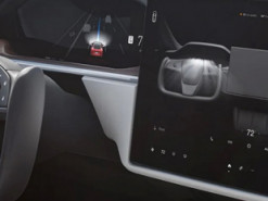 Переключение режимов движения электромобилей Tesla на мониторе соответствует стандартам безопасности