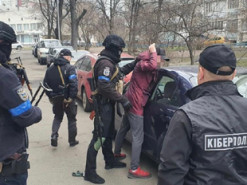 Мошенники выманивали деньги у вынужденных переселенцев. Киевская прокуратура ведет расследование