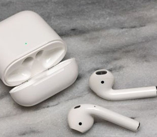 Apple выпустит дешевую версию AirPods